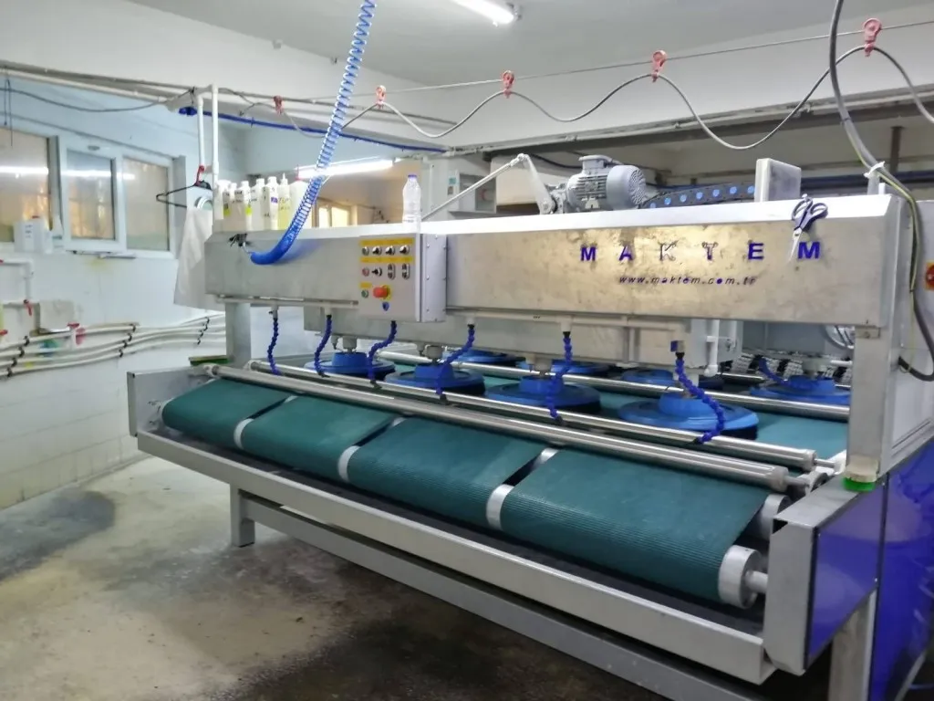 Fabrikadaki tam otomatik halı yıkama makinesi