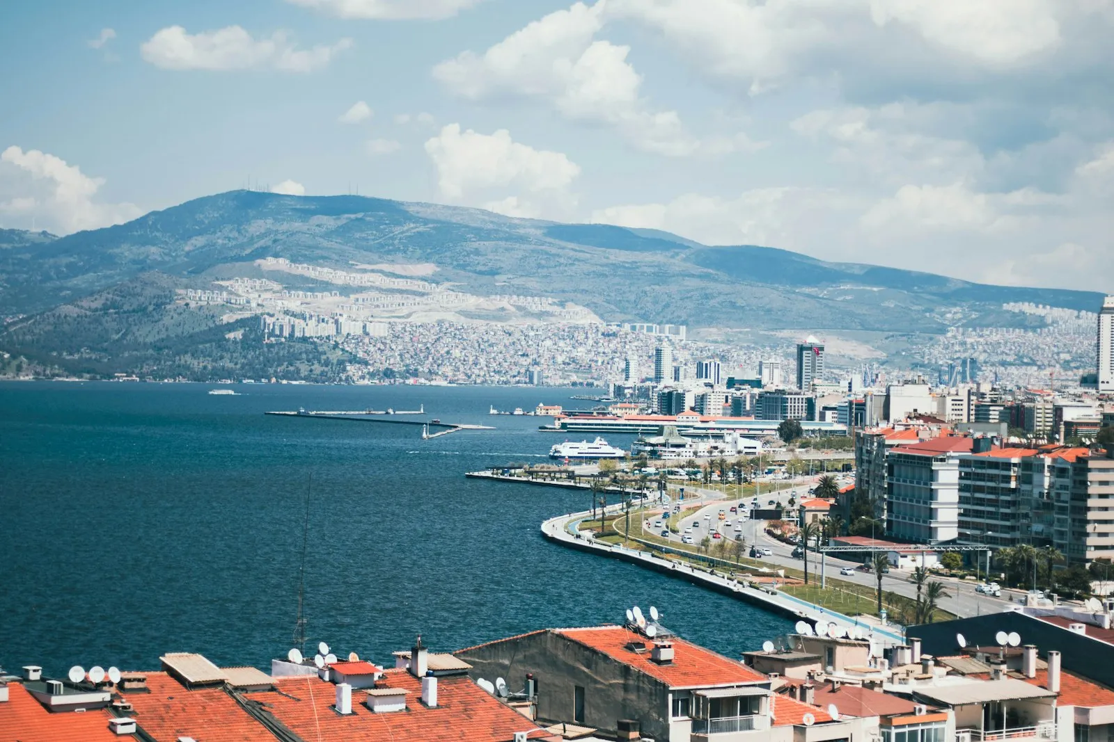 İzmir körfezi ve şehir manzarası