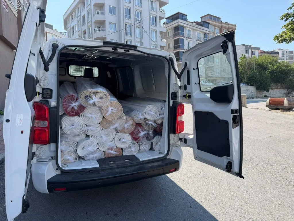 Halı yıkama fabrikasında sıra halinde çalışan otomatik yıkama makineleri